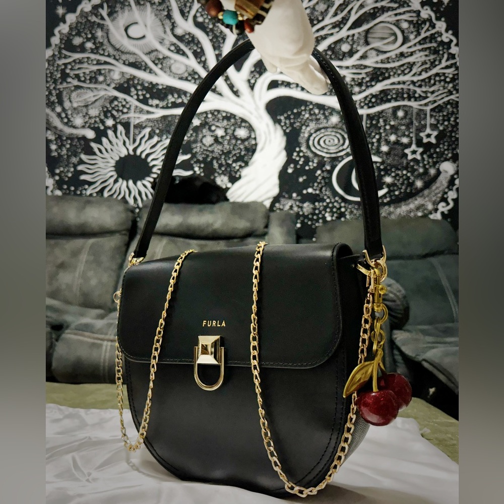 Vintage Furla soho Shoulder Bag Black Leather with Gold Accents new without tags - Picture 5 of 17